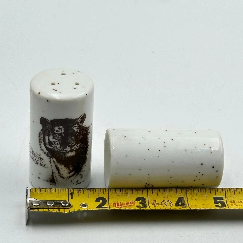 SP149-San Diego Zoo and Wild Animal Park Tiger Salt and Pepper Set Made in Japan